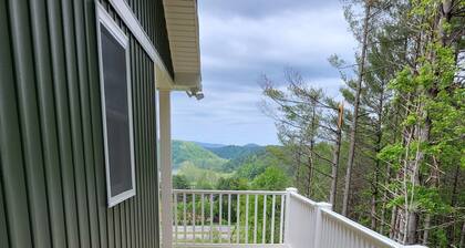 RiverView Cabin 2 Bedroom/1 Bath, Deck w/Hot Tub & Beautiful View/Fire Pit/Grill