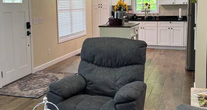 RiverView Cabin 2 Bedroom/1 Bath, Deck w/Hot Tub & Beautiful View/Fire Pit/Grill