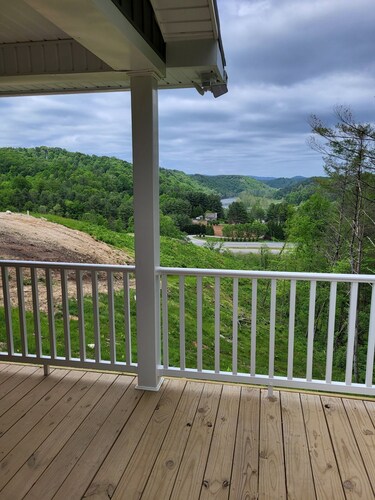RiverView Cabin 2 Bedroom/1 Bath, Deck w/Hot Tub & Beautiful View/Fire Pit/Grill