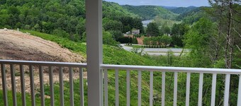 RiverView Cabin 2 Bedroom/1 Bath, Deck w/Hot Tub & Beautiful View/Fire Pit/Grill