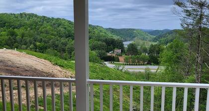 RiverView Cabin 2 Bedroom/1 Bath, Deck w/Hot Tub & Beautiful View/Fire Pit/Grill