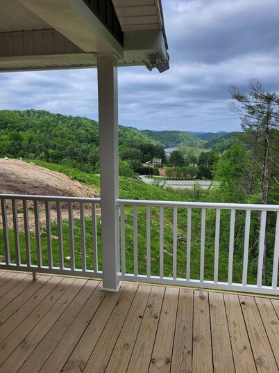 RiverView Cabin 2 Bedroom/1 Bath, Deck w/Hot Tub & Beautiful View/Fire Pit/Grill