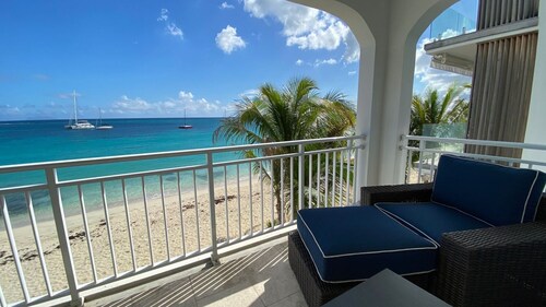 2 BR 2 BA, beachfront condo, amazing oceanview, private beach access