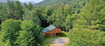 Spacious 4BR / 5 Bath Home - Hot Tub / Pool Table / Ample Private Outdoor Space!