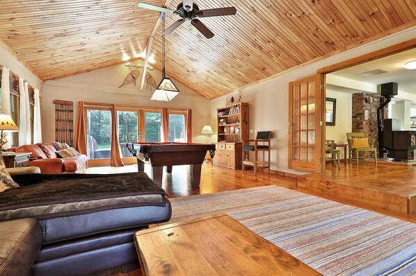 Smart TV, books - Spacious 4BR / 5 Bath Home - Hot Tub / Pool Table / Ample Private Outdoor Space! (Pittsfield)