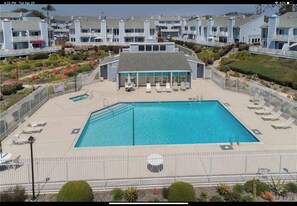 Alberca al aire libre y alberca climatizada