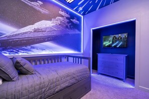 5 bedrooms, iron/ironing board, travel cot, free WiFi - 4869 - Great Family Home near Disney (private pool) Storey Lake Resort. (Kissimmee)