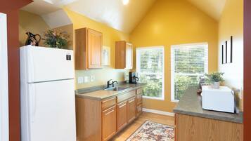 Réfrigérateur, micro-ondes, four, cafetiÚre/bouilloire