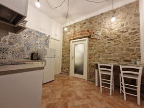 Kühlschrank, Ofen, Geschirrspüler, Kochgeschirr/Geschirr/Besteck