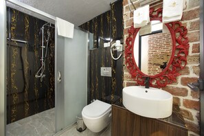 Deluxe Room, Hot Tub | Bathroom | Shower, free toiletries, hair dryer, towels - Galata By Boss Hotel & SPA (Istanbul)