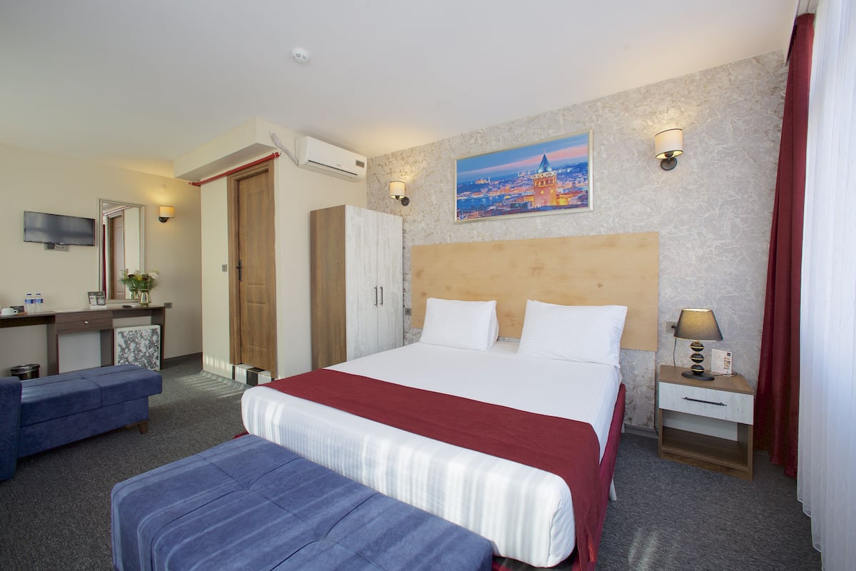 Deluxe Double Room, Corner | Minibar, iron/ironing board (on request), WiFi (free), bed sheets