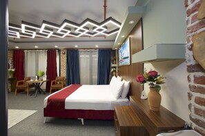 Deluxe Room, Hot Tub | Minibar, iron/ironing board, free WiFi, bed sheets