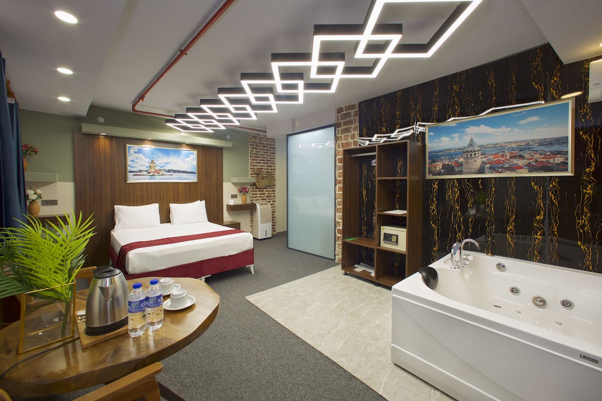 Habitación Deluxe, hidromasaje | Minibar, tabla de planchar con plancha, wifi gratis y ropa de cama