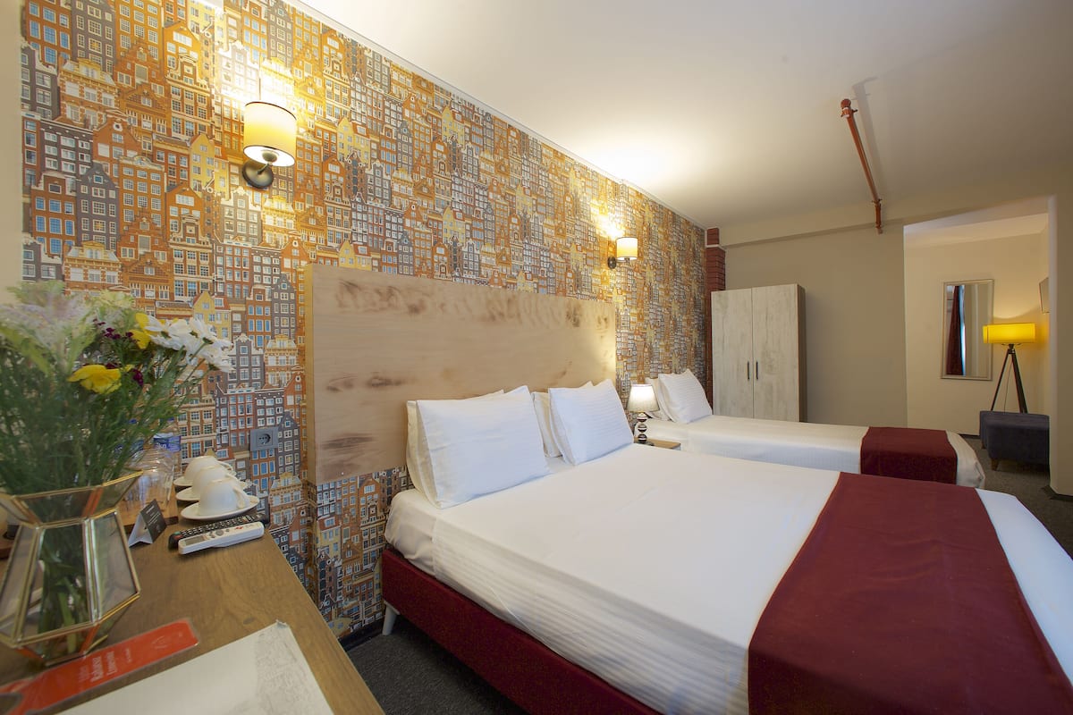 Habitación familiar | Minibar, tabla de planchar con plancha, wifi gratis y ropa de cama