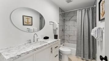 Apartamento clássico | Banheiro | Chuveiro, toalhas de banho