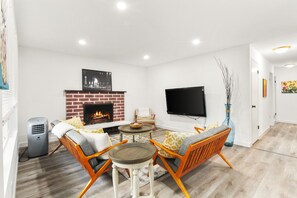 クラシック アパートメント | リビング エリア | テレビ