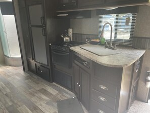 冰箱、微波炉、烤箱、炉灶