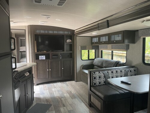 Modern 30' Trailer, 2 Baths, 2 Bedrooms, Riverside, 4 min Walk to Beach