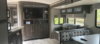 Modern 30' Trailer, 2 Baths, 2 Bedrooms, Riverside, 4 min Walk to Beach
