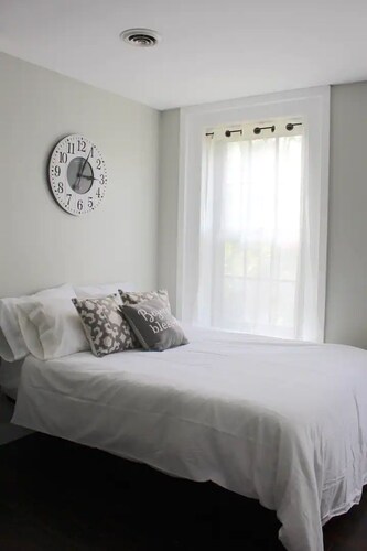 ★MODERN 1BR GREAT Location Downtown! W/D Parking!★