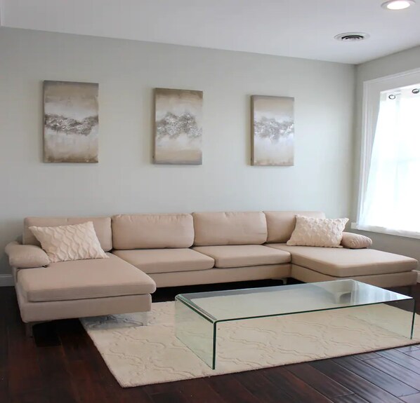 Smart TV - ★MODERN 1BR GREAT Location Downtown! W/D Parking!★ (Albany)