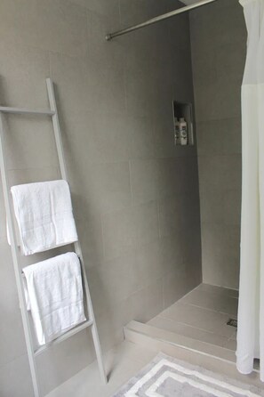 Secadora de cabello, toallas, jabón, papel de baño