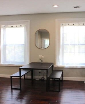 Dining - ★MODERN 1BR GREAT Location Downtown! W/D Parking!★ (Albany)