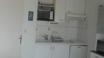 Réfrigérateur, micro-ondes, plaque de cuisson, cafetiÚre/bouilloire