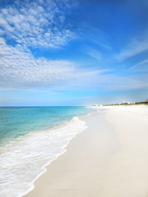 En la playa y camastros 