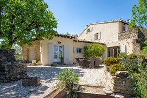 Exterior - 3 bed + villa near Gordes with air-con, pool and stunning views over the Luberon (Cabrières-d'Avignon)