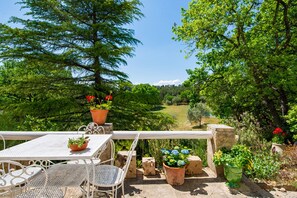Outdoor dining - 3 bed + villa near Gordes with air-con, pool and stunning views over the Luberon (Cabrières-d'Avignon)