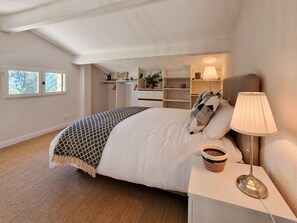 4 bedrooms, desk, iron/ironing board, travel cot - 3 bed + villa near Gordes with air-con, pool and stunning views over the Luberon (Cabrières-d'Avignon)
