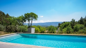 A swimming pool with a clear view of a mountainous landscape in the background. - 3 bed + villa near Gordes with air-con, pool and stunning views over the Luberon (Cabrières-d'Avignon)