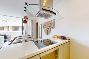 Refrigerador, microondas, parrilla de estufa y cafetera y tetera 