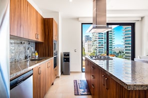 Refrigerador, microondas, horno y parrilla de estufa