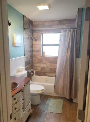 Haartrockner, Handtücher, Seife, Shampoo