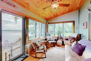 Een televisie en een open haard