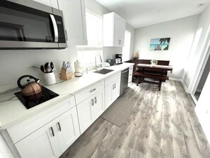Réfrigérateur, micro-ondes, plaque de cuisson, lave-vaisselle