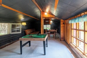 Games room - Mud Creek Cottage waterfront acre lot & game-room (Cheboygan)