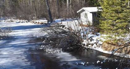 Mud Creek Cottage waterfront acre lot & game-room