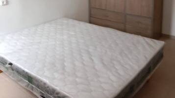 2 bedrooms, desk, WiFi