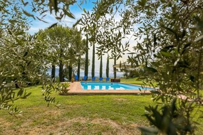 A pool area with a clear view of the surrounding landscape, including trees and distant mountains. - Villa Calesse - Private villa with pool in Umbria (Bevagna)