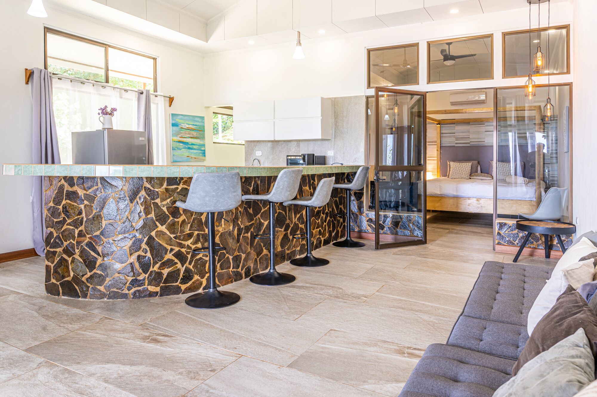 Apartment | 起居区 | 32-英寸智能电视 （配备有线频道）、电视