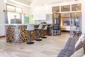 Comfort appartement | Woonruimte | Een 32-inch smart-tv met kabelzenders en televisie