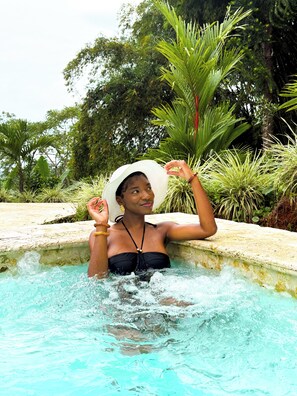 A person in a hot tub surrounded by lush greenery. - Colinas Tinamastes (Barú)