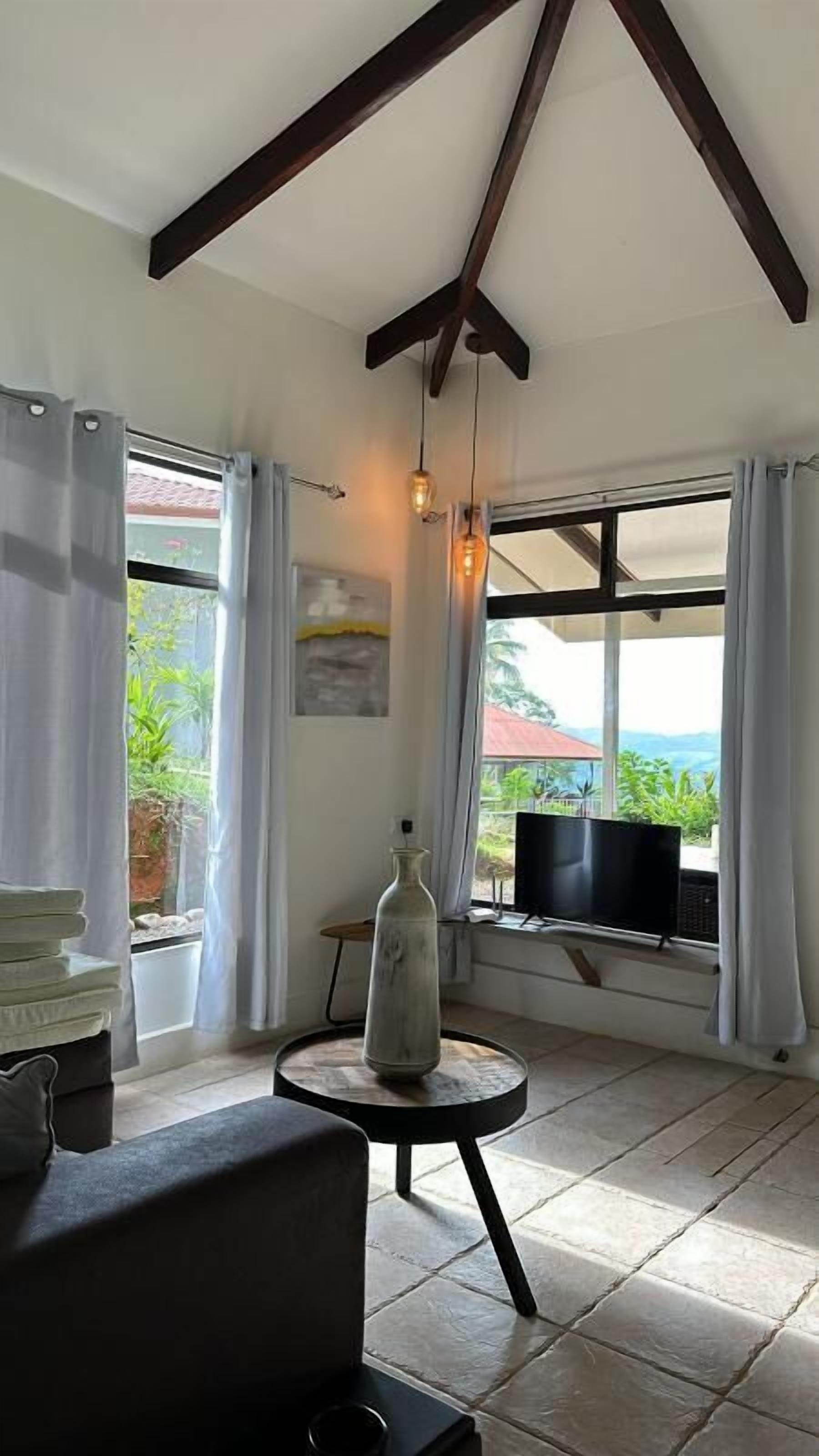 Family House | Living area | 32-inch Smart TV with cable channels, TV