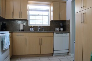 Private kitchen - Cozy Miramar Townhome! Perfect for families and business travelers  (Miramar)