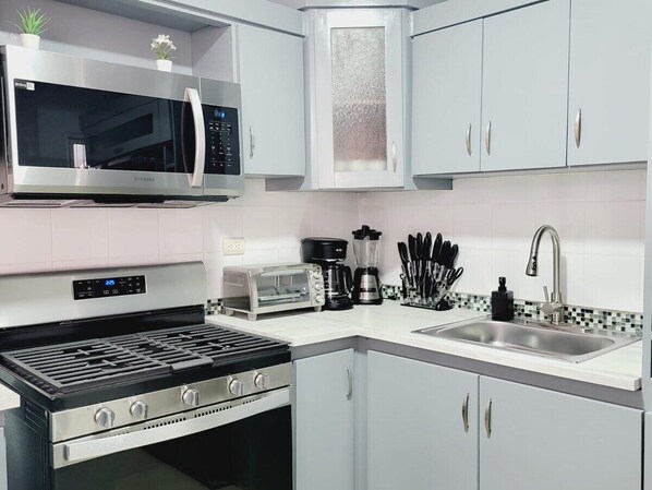 Réfrigérateur, four à micro-ondes, un four, surface de cuisson