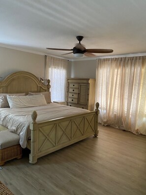 3 habitaciones, tabla de planchar con plancha, wifi y ropa de cama 