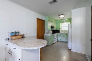 Fridge, microwave, oven, stovetop - The Holidays! Area festivals! Family or couples getaway with pups! (Malakoff)